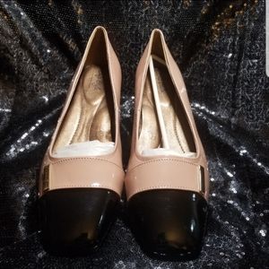 Soft Style (a hush puppy company) tan w/ black toe patent shoe. Size 11